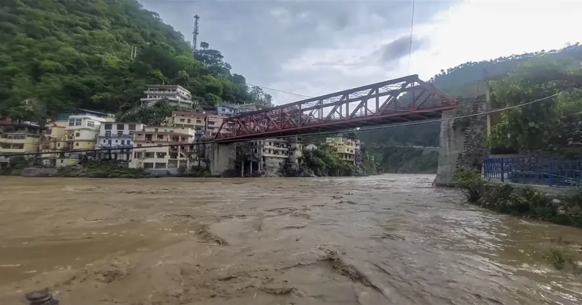 उत्तराखंड के रुद्रप्रयाग में भारी बारिश से अलर्ट, अलकनंदा-मंदाकिनी नदियों का जलस्तर बढ़ा; स्कूल बंद