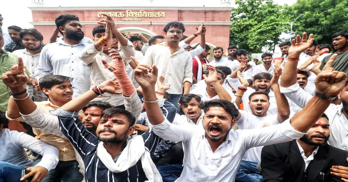बाराबंकी में छात्रों पर पुलिस हिंसा को लेकर भाजपा घिरी विरोध के घेरे में