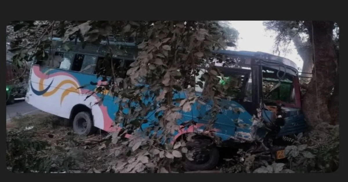 हरदोई में बस हादसा: 1 की मौत, 16 यात्री घायल