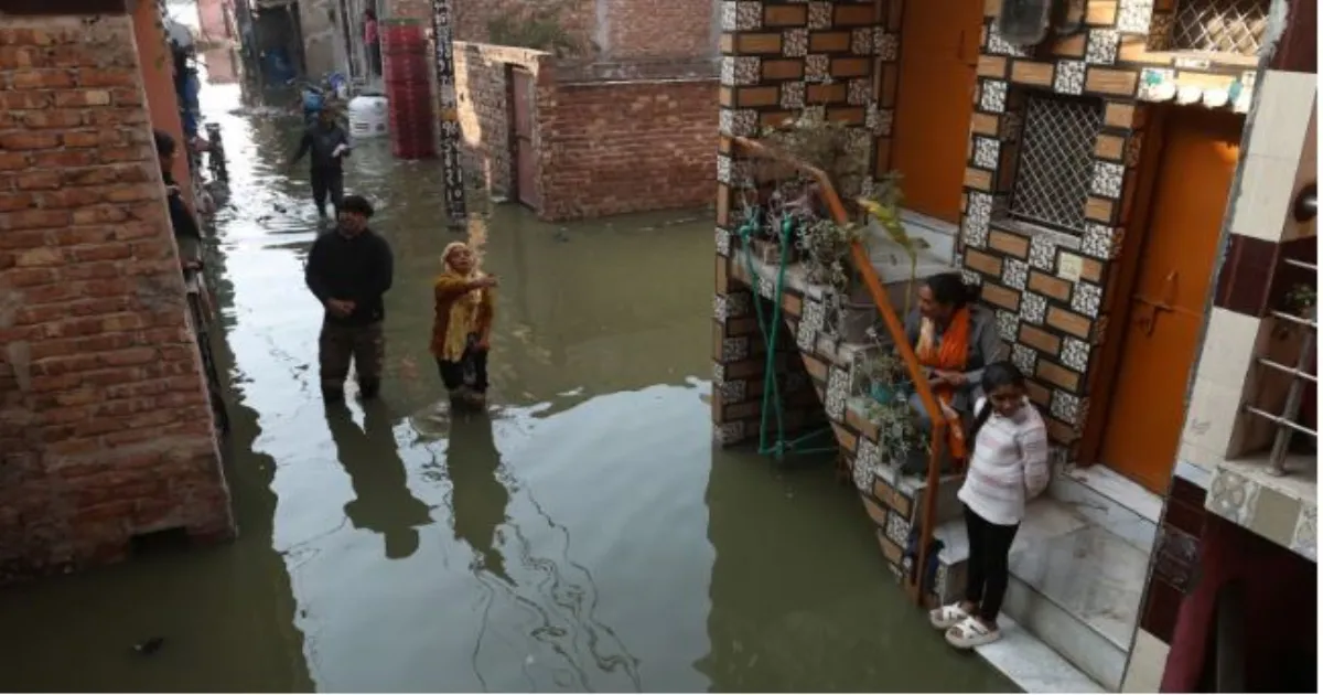 नर्क को झेल रहा हूं: दिल्ली की कॉलोनी में 9 महीनों से सड़कों और घरों में भरा घुटनों तक सीवर