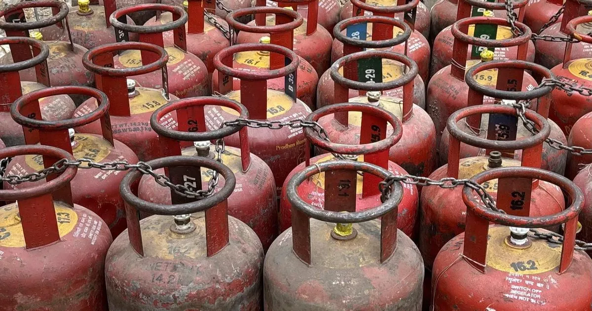 सरकार ने LPG भंडारकों को चेताया; पाइप कनेक्शन की ओर रुख करने का सुझाव