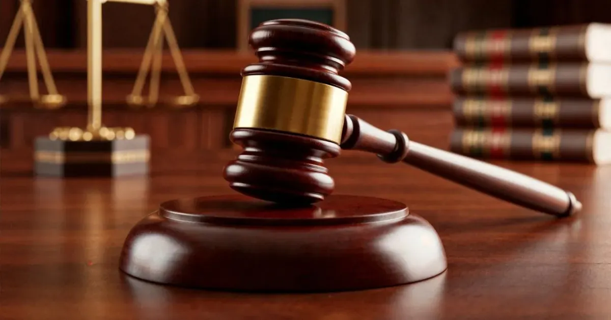 तीस हजारी अदालत ने सीबीआई संयुक्त निदेशक और पूर्व पुलिस अधिकारी को 2000 छापेमारी मामले में दोषी ठहराया