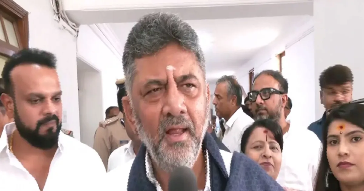 कर्नाटक में मुख्यमंत्री पद को लेकर खड़गे के बयान पर डीके शिवकुमार का जवाब, बोले—पार्टी के निर्देश मानेंगे