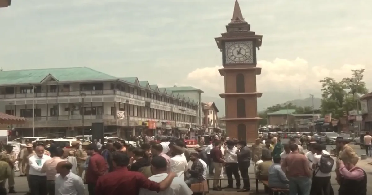 श्रीनगर के लाल चौक स्थित घंटाघर का दौरा, संसदीय स्थायी समिति के सर्वदलीय प्रतिनिधिमंडल ने निरीक्षण किया