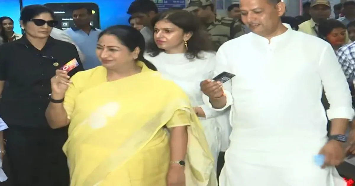 दिल्ली मुख्यमंत्री रेखा गुप्ता ने मेट्रो मंडे पहल के तहत मेट्रो और बस से किया कार्यालय आगमन