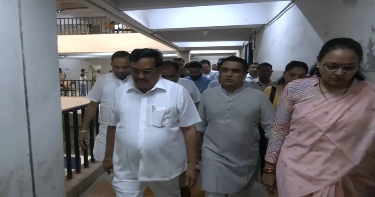 प्रधानमंत्री मोदी के सूरत दौरे से पहले गुजरात गृह मंत्री हर्ष संघवी की समीक्षा बैठक, सीआर पाटिल भी मौजूद रहे