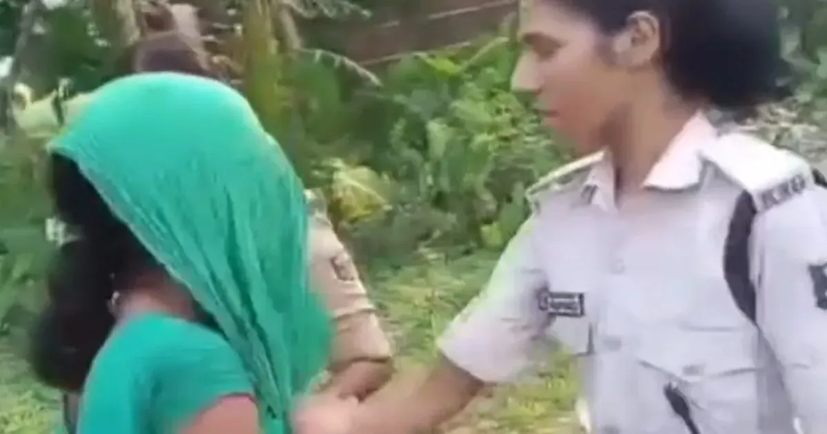 मुजफ्फरपुर में शराब तस्करी पर छापेमारी के दौरान महिला तस्कर ने की पुलिस से हाथापाई, गिरफ्तार