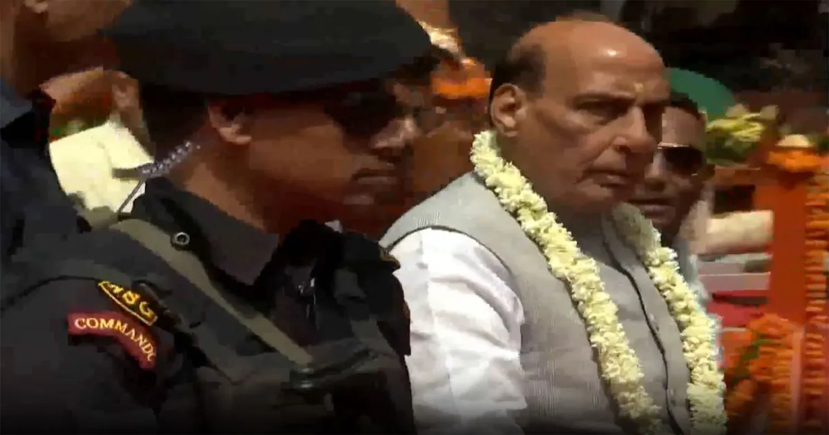 नई दिल्ली के त्यागराज नगर में रथ यात्रा में शामिल हुए रक्षा मंत्री राजनाथ सिंह