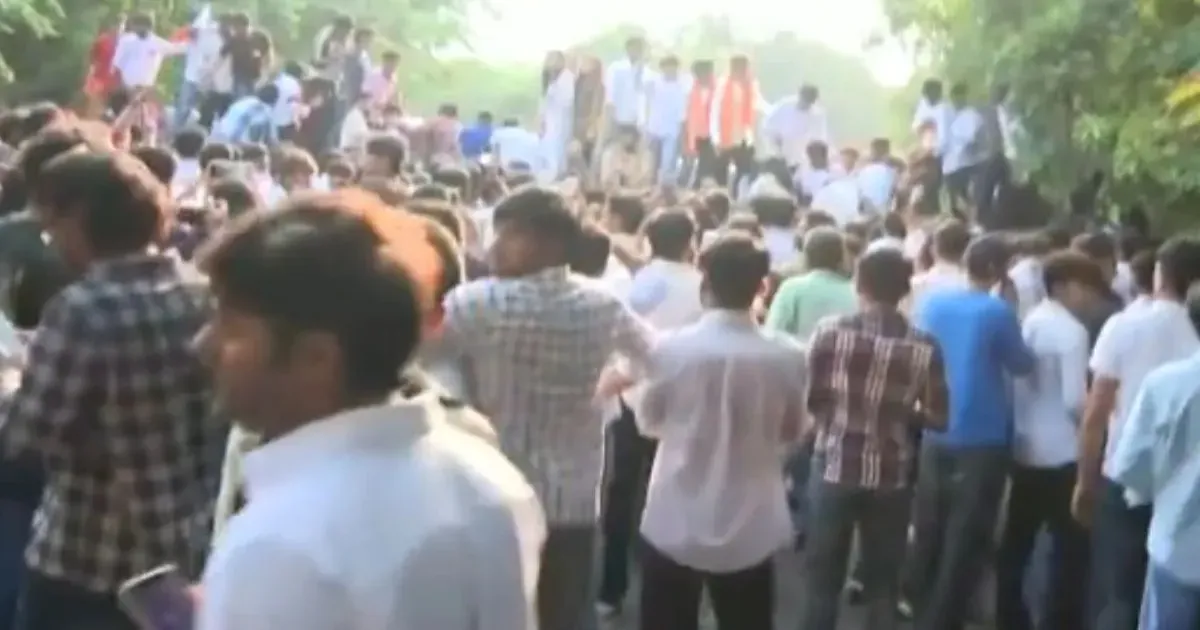 झारखंड छात्र आंदोलन: दिल्ली में झारखंड भवन के बाहर ABVP का प्रदर्शन, रांची में पुलिस कार्रवाई का विरोध