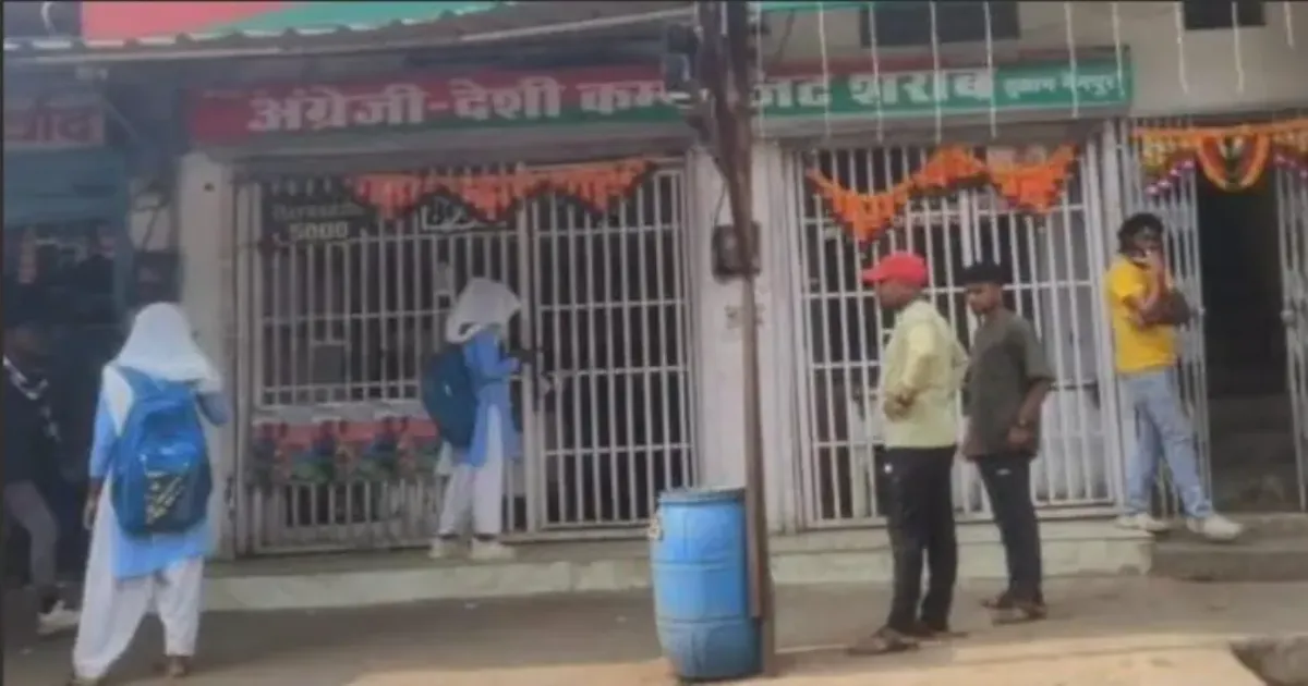 मध्य प्रदेश में छात्राओं ने स्कूली वर्दी में खरीदी शराब, वीडियो वायरल होने पर मचा बवाल