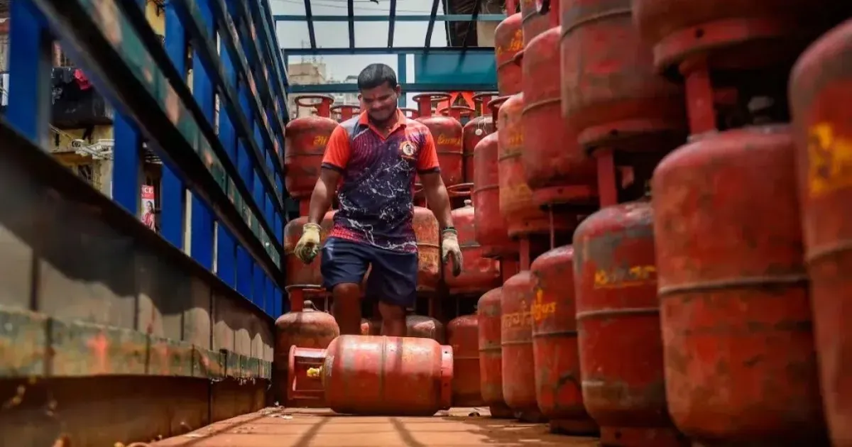 युद्ध के चलते मार्च में एलपीजी की खपत में 17.3% की गिरावट