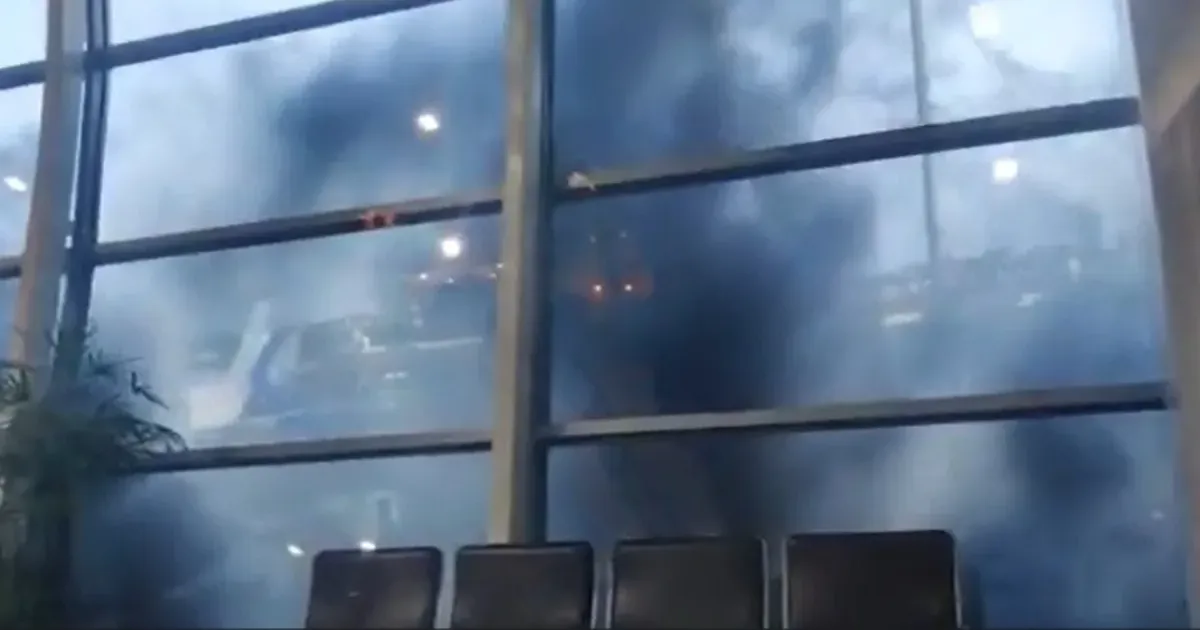 मुंबई अंतर्राष्ट्रीय हवाई अड्डे पर भीषण आग, दमकल और पुलिस टीम मौके पर पहुंची