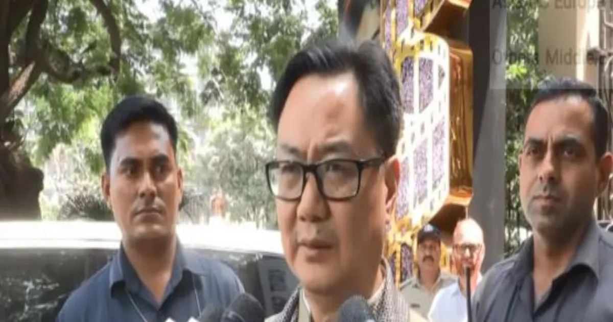केजरीवाल के औरंगजेब बयान पर किरण रिजिजू का पलटवार, बोले- राजनीति का स्तर गिराया