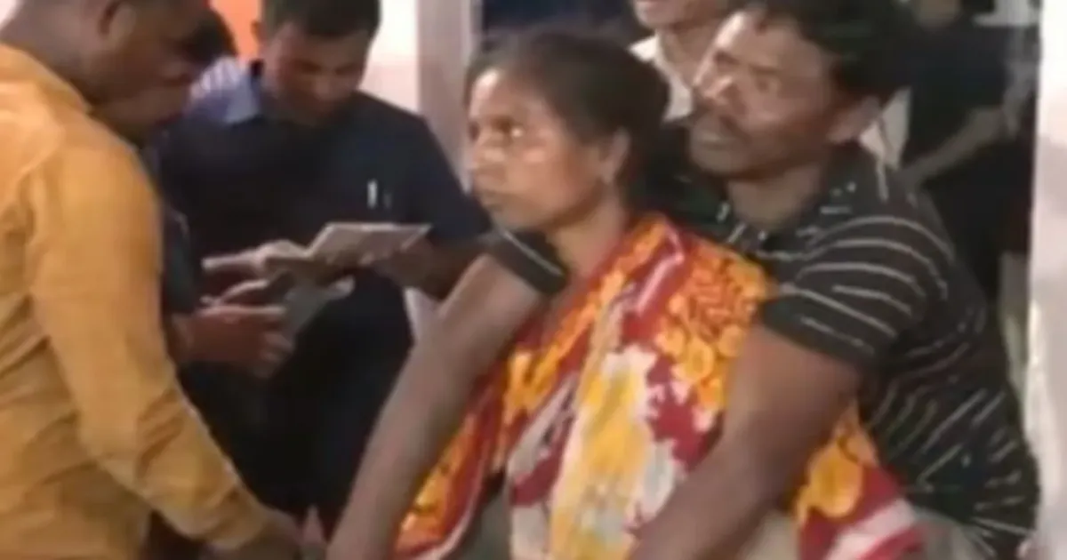 पश्चिम बंगाल: पत्नी ने पति को पीठ पर उठाकर सुशांत अधिकारी की जनसुनवाई में पहुंची