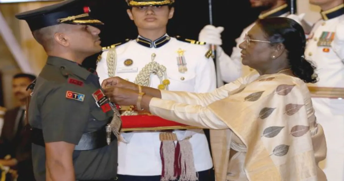 राष्ट्रपति द्रौपदी मुर्मू ने रक्षा निवेश समारोह में 51 वीरता पुरस्कार प्रदान किए