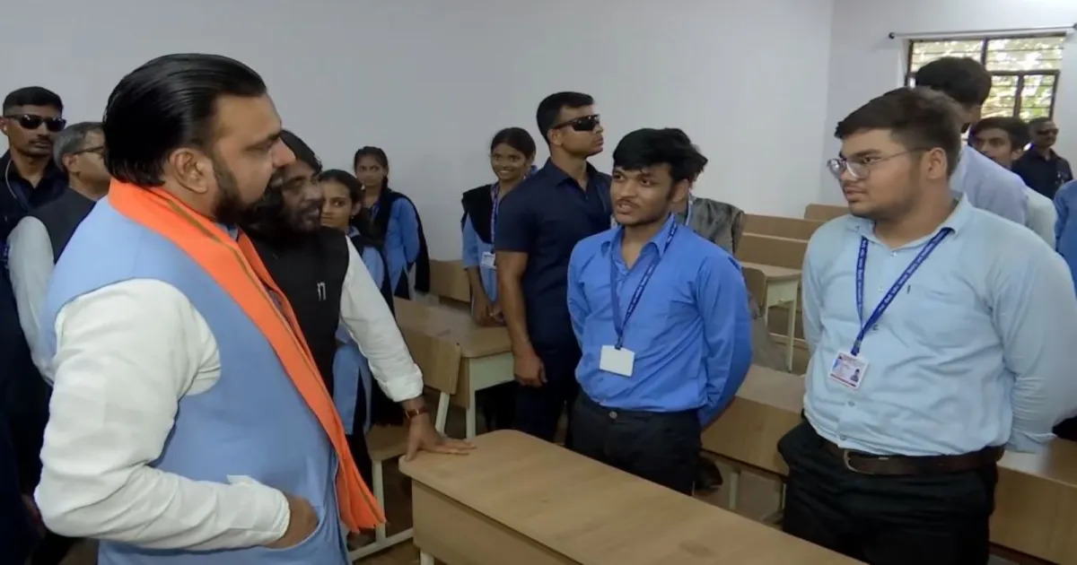 बिहार के मुख्यमंत्री सम्राट चौधरी ने पटना के मिलर हाई स्कूल का दौरा किया, छात्रों से की बातचीत
