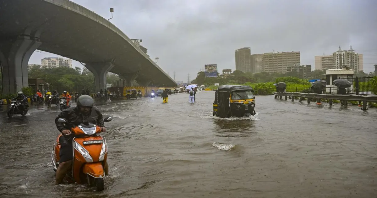 मुंबई में भारी बारिश: हवाई, सड़क और रेल यातायात प्रभावित, मीठी नदी का जलस्तर बढ़ने पर 500 लोग सुरक्षित निकाले गए