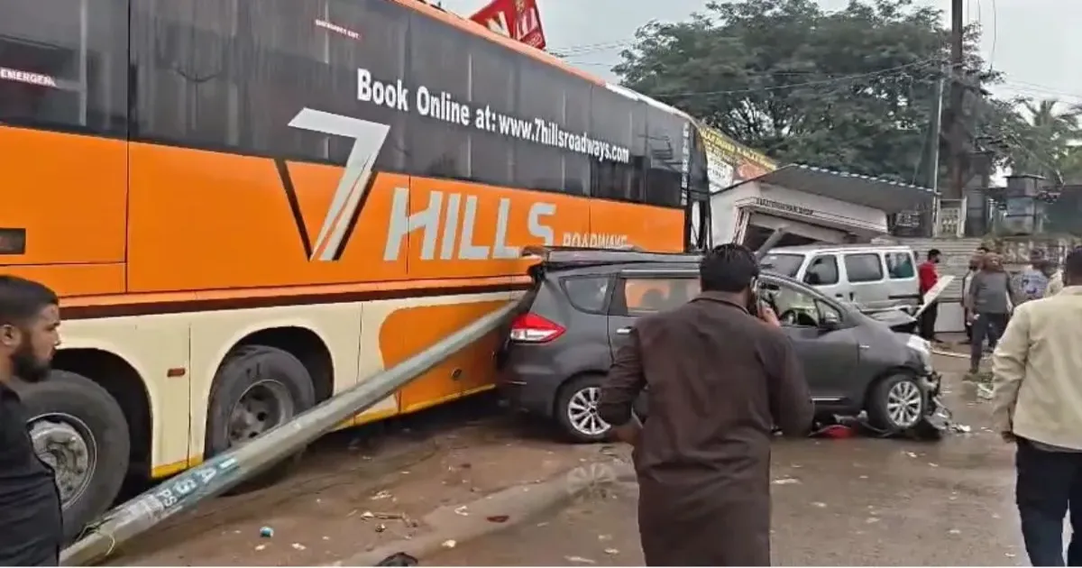 तेलंगाना के रंगा रेड्डी में भीषण सड़क हादसा, बस कई वाहनों को टक्कर मारकर होटल में घुसी; 50 से ज्यादा घायल