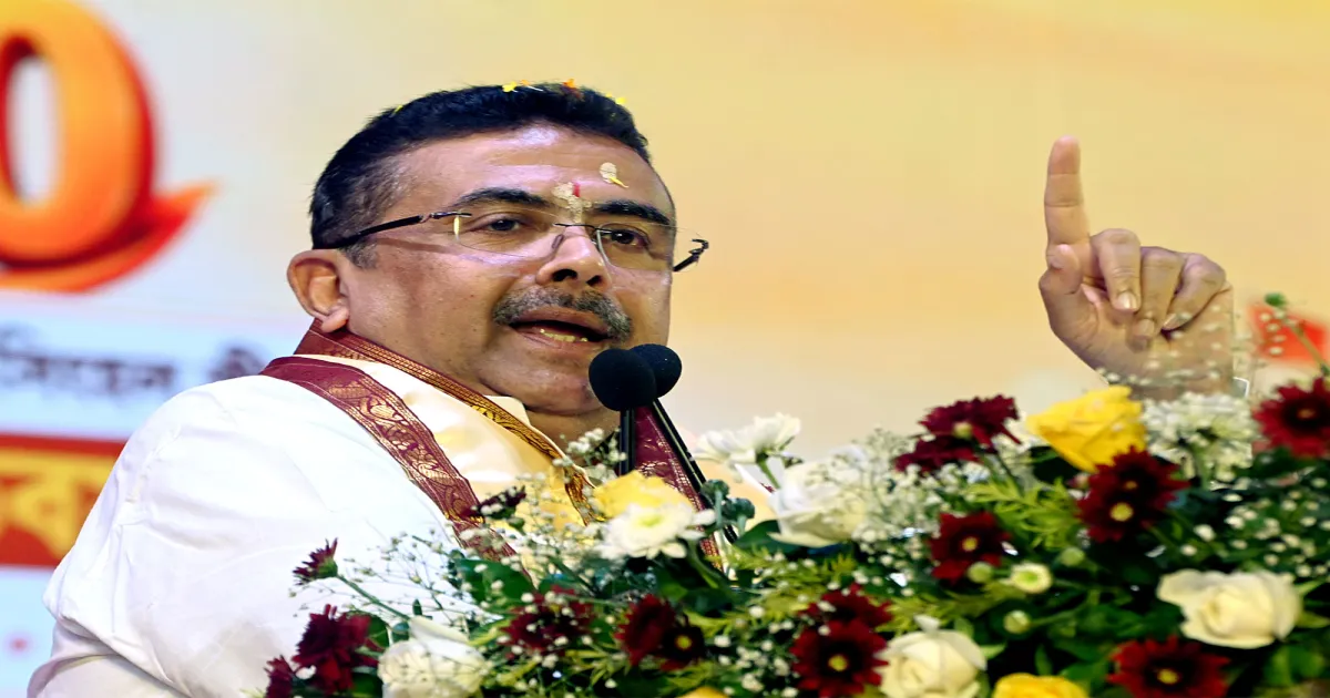 पश्चिम बंगाल के मुख्यमंत्री सुवेंदु अधिकारी ने कोलकाता में संतोष मित्रा स्क्वायर दुर्गा पूजा का किया उद्घाटन
