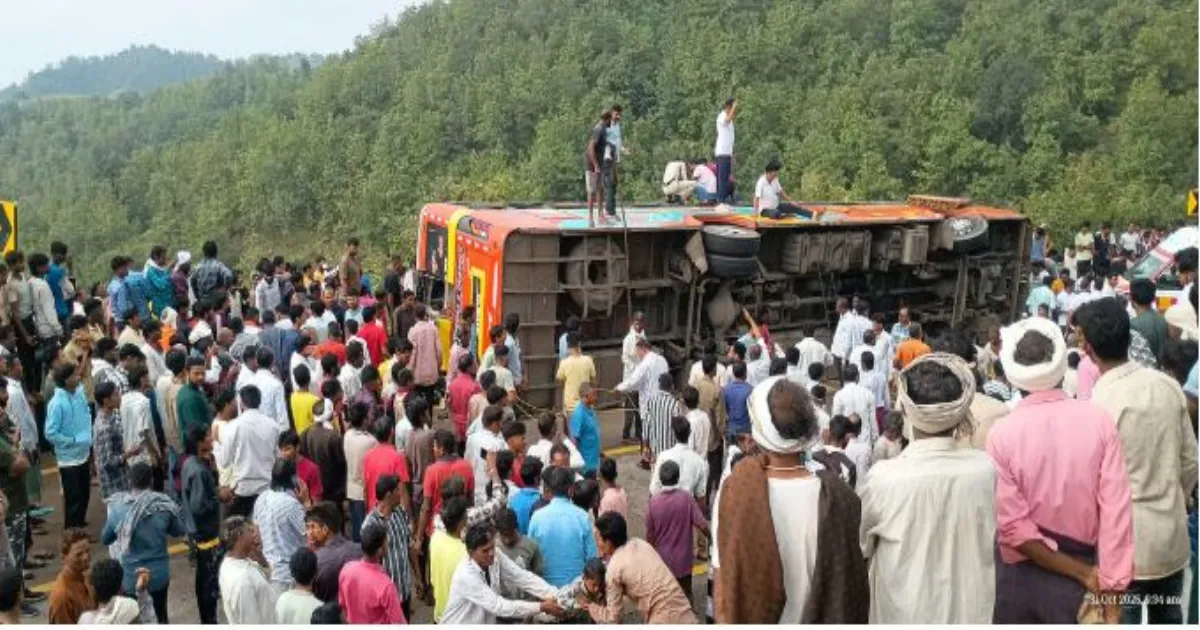 मध्य प्रदेश में तीर्थयात्रियों से भरी बस पलटी, एक महिला की मौत, 54 घायल