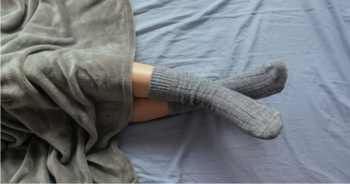 सर्दियों में मोजे पहनकर सोना चाहिए या नहीं? फायदे और नुकसान जानें