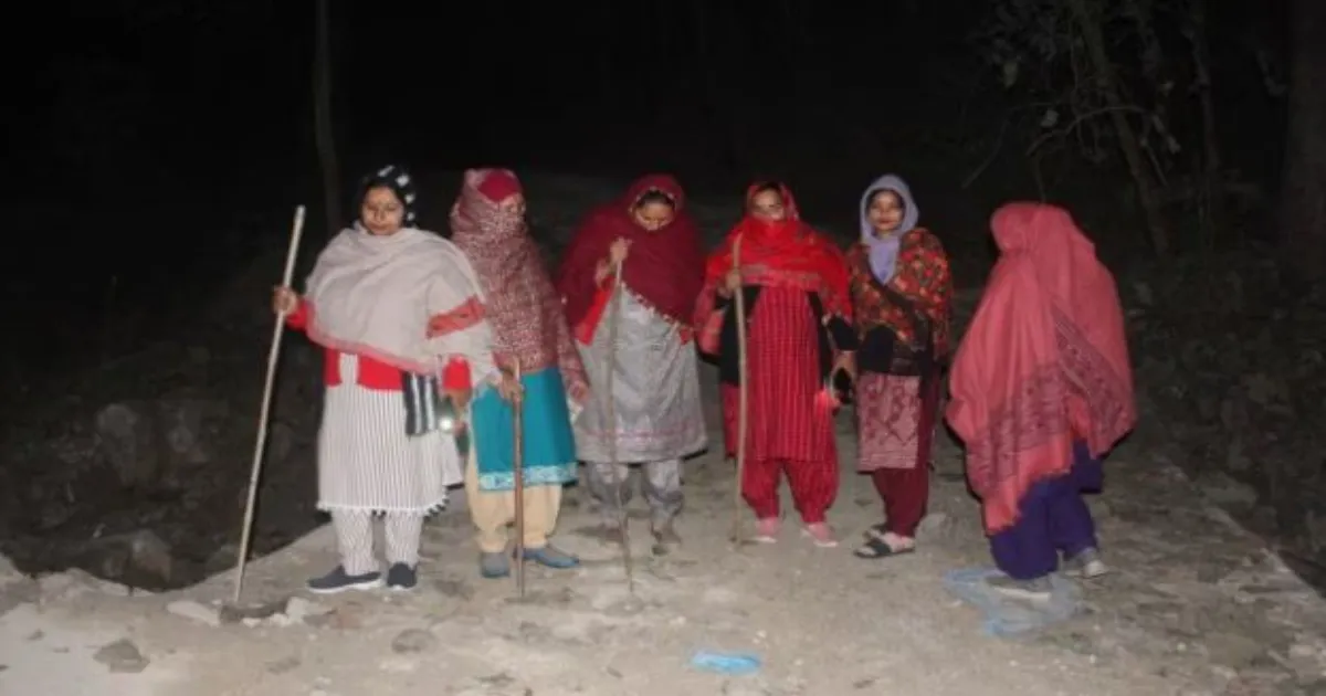 लाघाट की रात की पहरेदारी: हिमाचल के गांव में नशे के खिलाफ मोर्चा संभालती महिलाएं