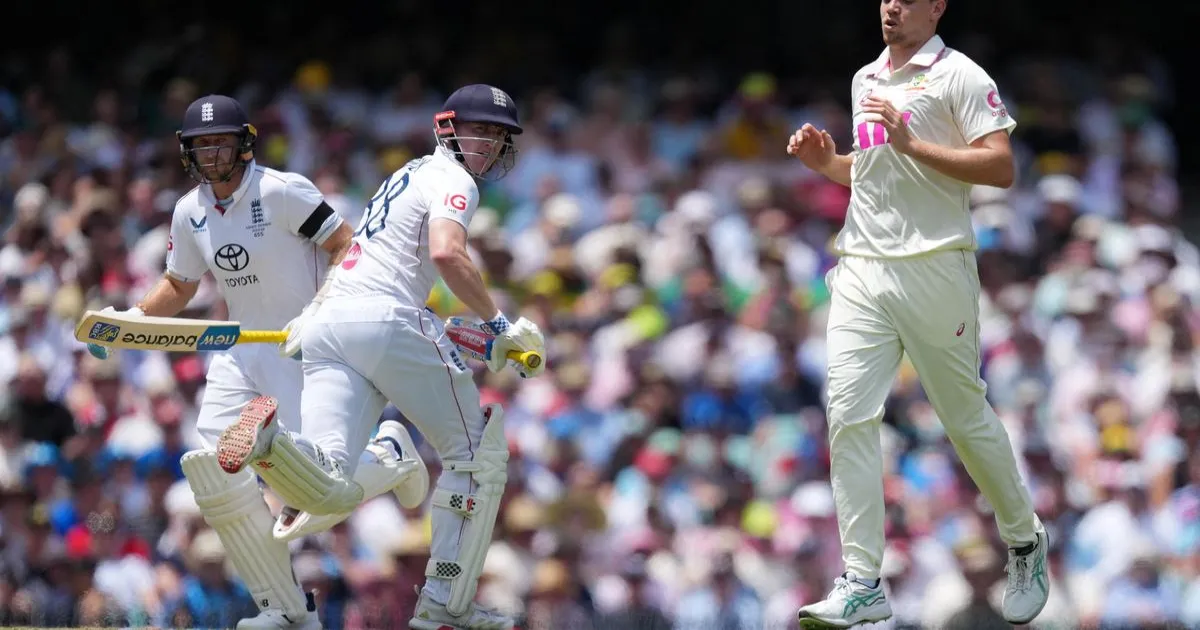 एशेज टेस्ट: रूट और ब्रूक की संयमित बल्लेबाज़ी से इंग्लैंड 114/3 पर, ऑस्ट्रेलिया के शुरुआती झटकों के बाद संभलने की कोशिश