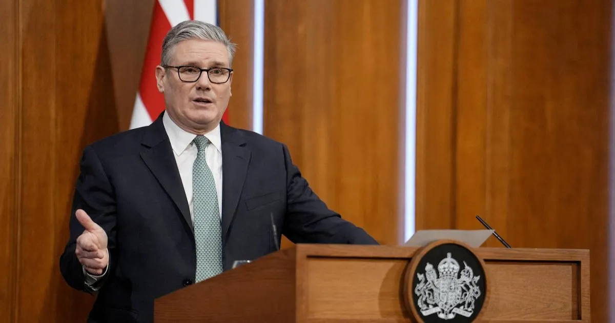 अमेरिका से तनाव के बीच रिश्ते सुधारने चीन जा रहे हैं ब्रिटेन के प्रधानमंत्री कीर स्टारमर