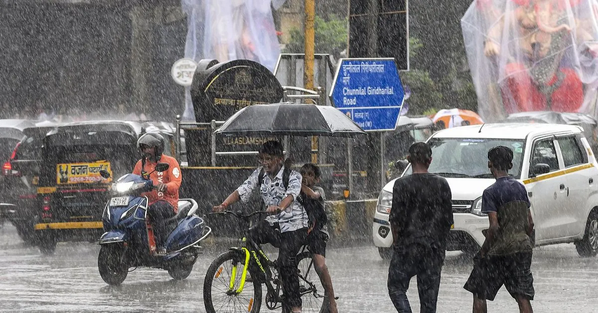 मुंबई में भारी बारिश के चलते IMD ने जारी किया रेड अलर्ट
