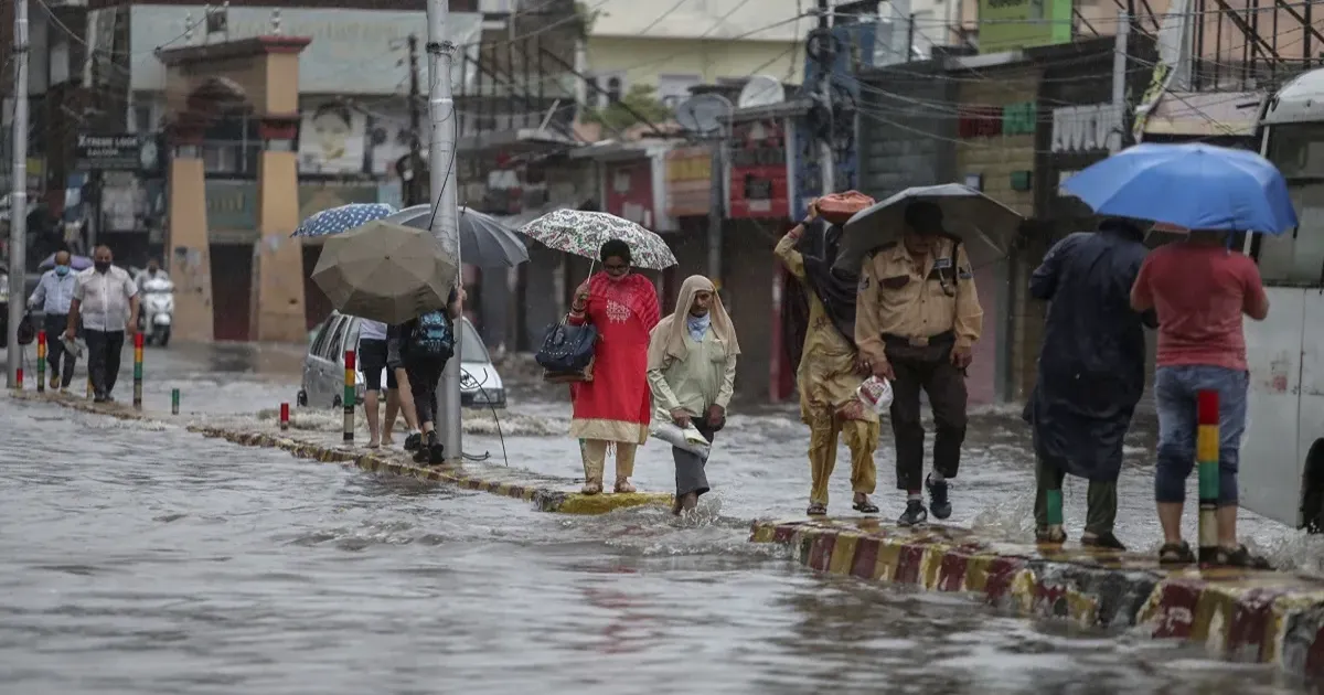 मुंबई में मूसलाधार बारिश से जनजीवन अस्त-व्यस्त, अंधेरी सबवे बंद; स्कूलों की छुट्टी पर अभी फैसला नहीं