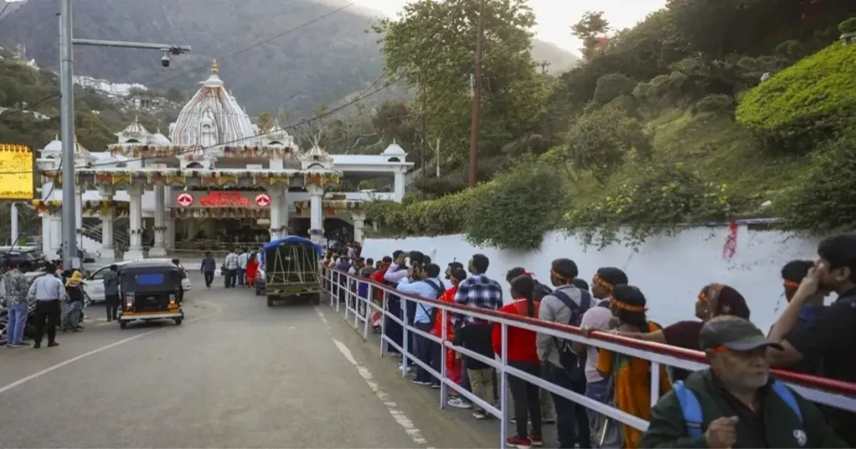 भारी बारिश के अलर्ट के बीच वैष्णो देवी यात्रा अस्थायी रूप से स्थगित, श्रद्धालुओं से यात्रा टालने की अपील