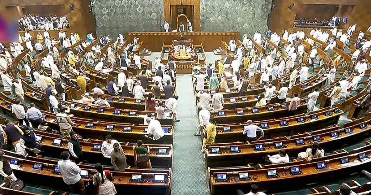 भारत में लगभग 30% सांसद और विधायक गंभीर आपराधिक मामलों का सामना कर रहे हैं