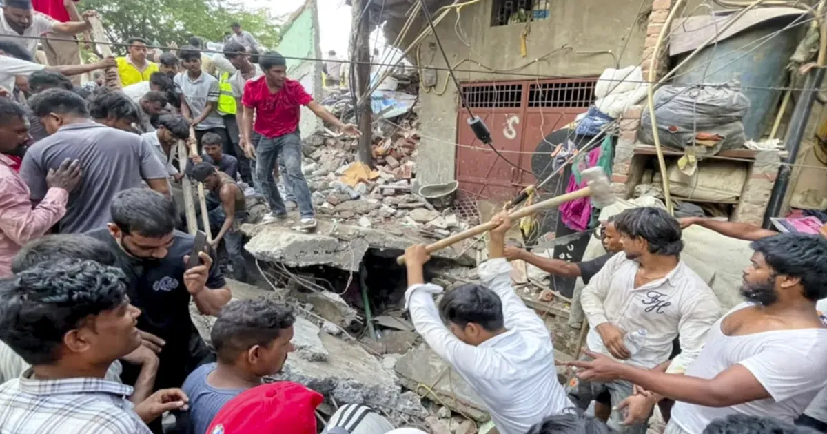 दिल्ली के सीमापुरी में चार मंजिला इमारत का अगला हिस्सा ढहा, दो बच्चों और गर्भवती महिला की मौत