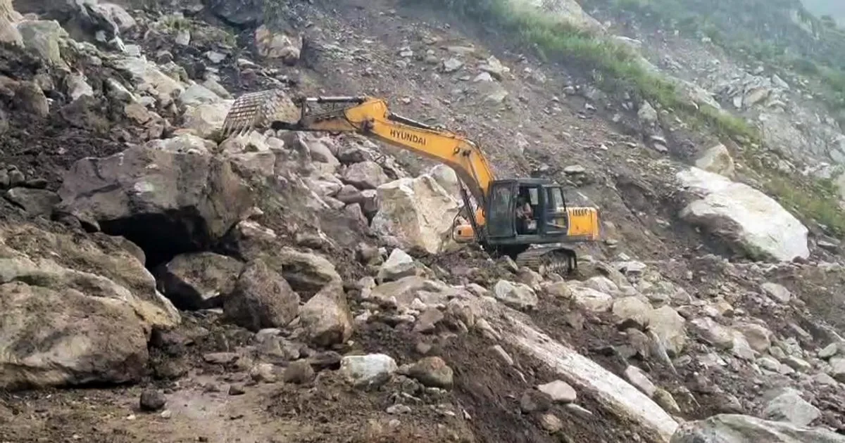 उत्तराखंड में भूस्खलन से 2 की मौत, हिमाचल में 606 सड़कें बंद