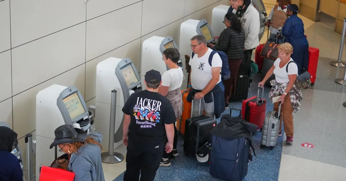 अमेरिकी सरकारी शटडाउन के असर से 1,000 से अधिक उड़ानें रद्द, 40 हवाई अड्डों पर संचालन प्रभावित