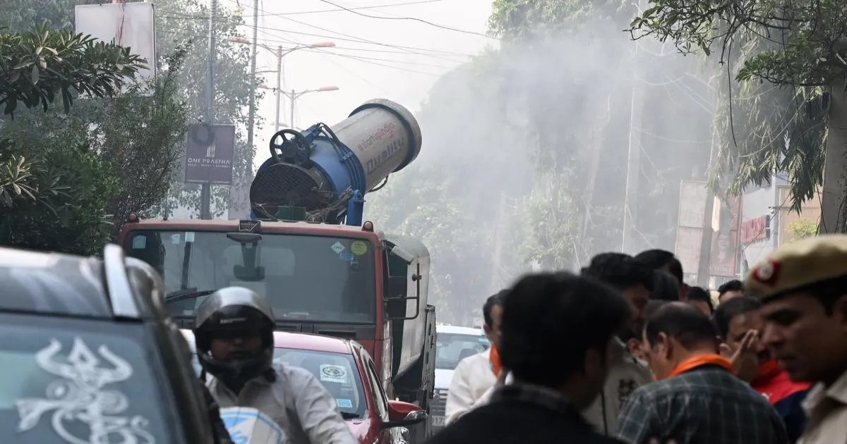 दिल्ली की हवा हुई सघन श्रेणी में खराब; NCR में निर्माण पर प्रतिबंध, कक्षा 5 तक के छात्र होंगे हाइब्रिड मोड पर