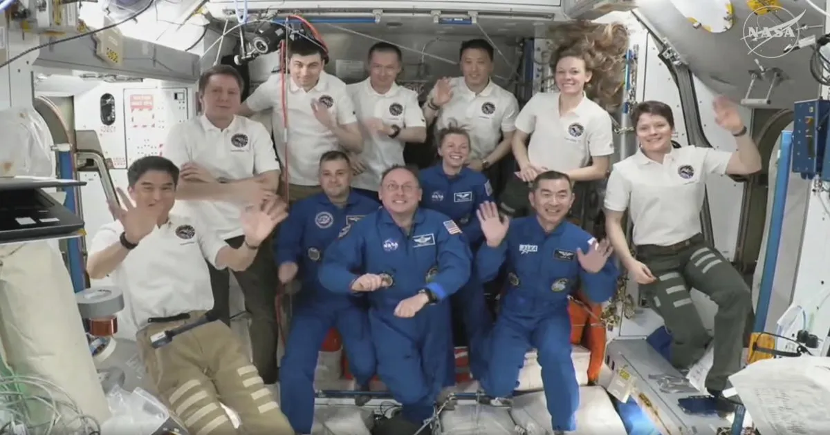 spacex-delivers-astronauts-to-iss