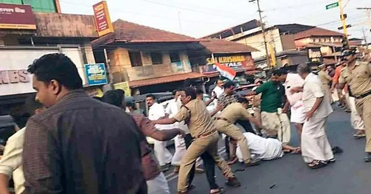 पय्यन्नूर में फंड डायवर्जन आरोपों के बाद वी. कुन्हीकृष्णन के समर्थन में लगे पोस्टर