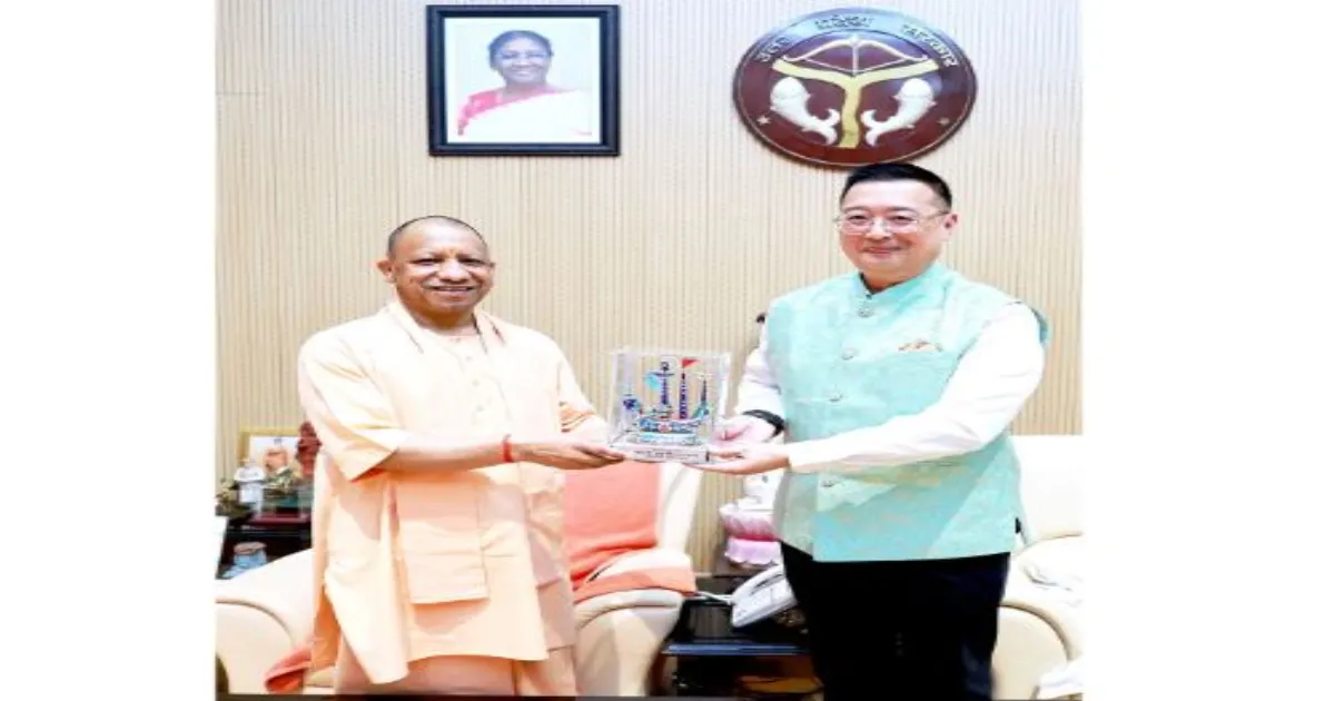 उत्तर प्रदेश के मुख्यमंत्री योगी आदित्यनाथ ने लखनऊ में सिंगापुर उच्चायुक्त साइमन वोंग से की मुलाकात