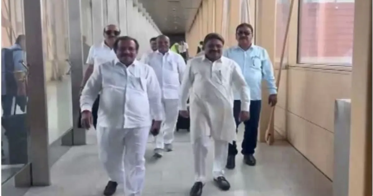 कर्नाटक कांग्रेस में हलचल, कैबिनेट फेरबदल की मांग लेकर विधायक दिल्ली पहुंचे