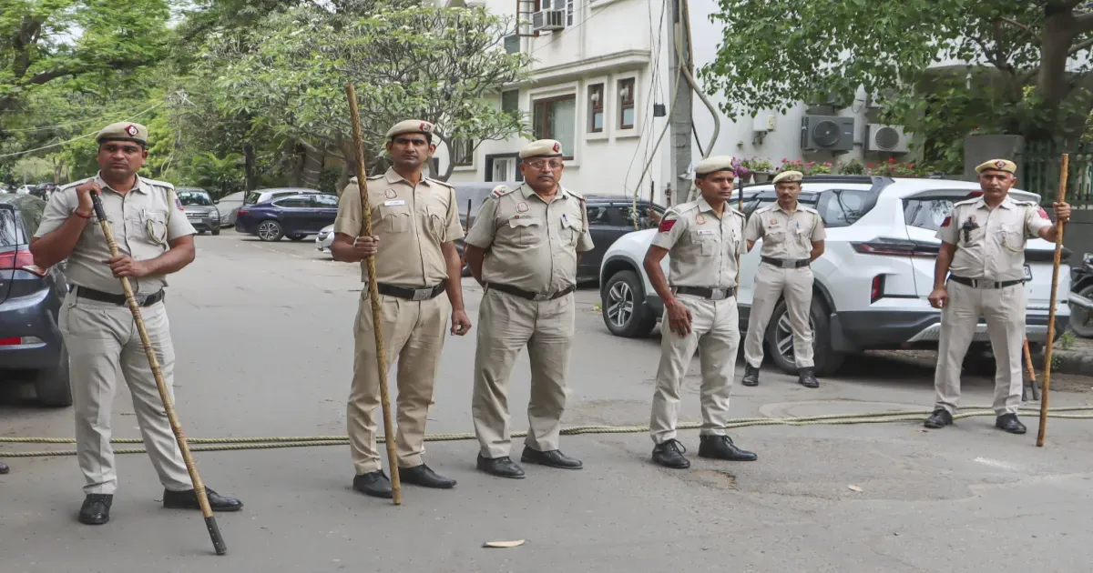 दिल्ली में हाई अलर्ट, खुफिया इनपुट के बाद आतंकी हमले की आशंका से सुरक्षा कड़ी
