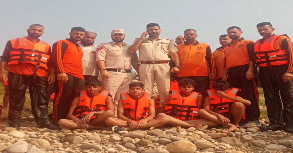 जम्मू की तवी नदी में फंसे चार बच्चों को पुलिस और SDRF ने सुरक्षित बचाया