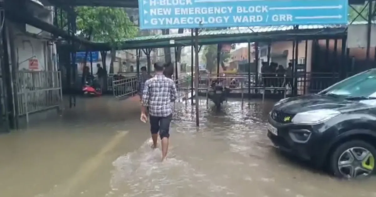 दिल्ली-एनसीआर में भारी बारिश से जलभराव, सफदरजंग अस्पताल परिसर में घुसा पानी; यातायात प्रभावित
