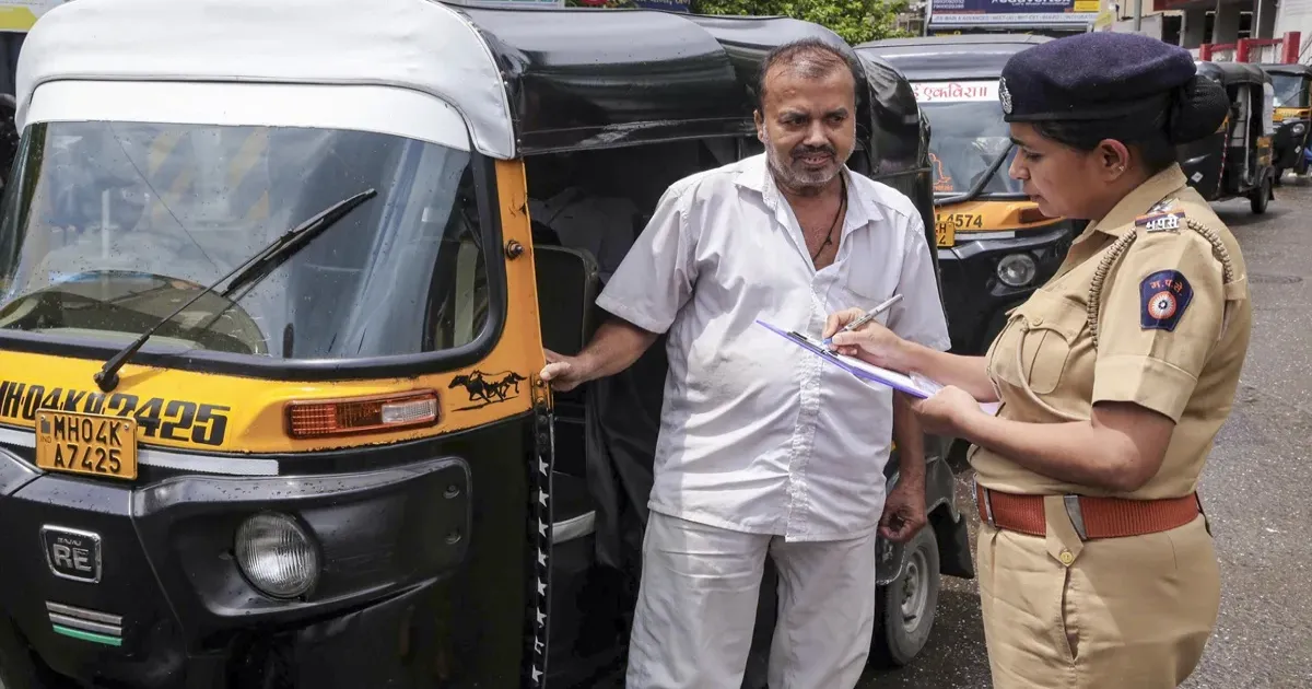 टैक्सी चालकों के लिए मराठी अनिवार्य करने के खिलाफ याचिका पर बॉम्बे हाईकोर्ट में कल सुनवाई