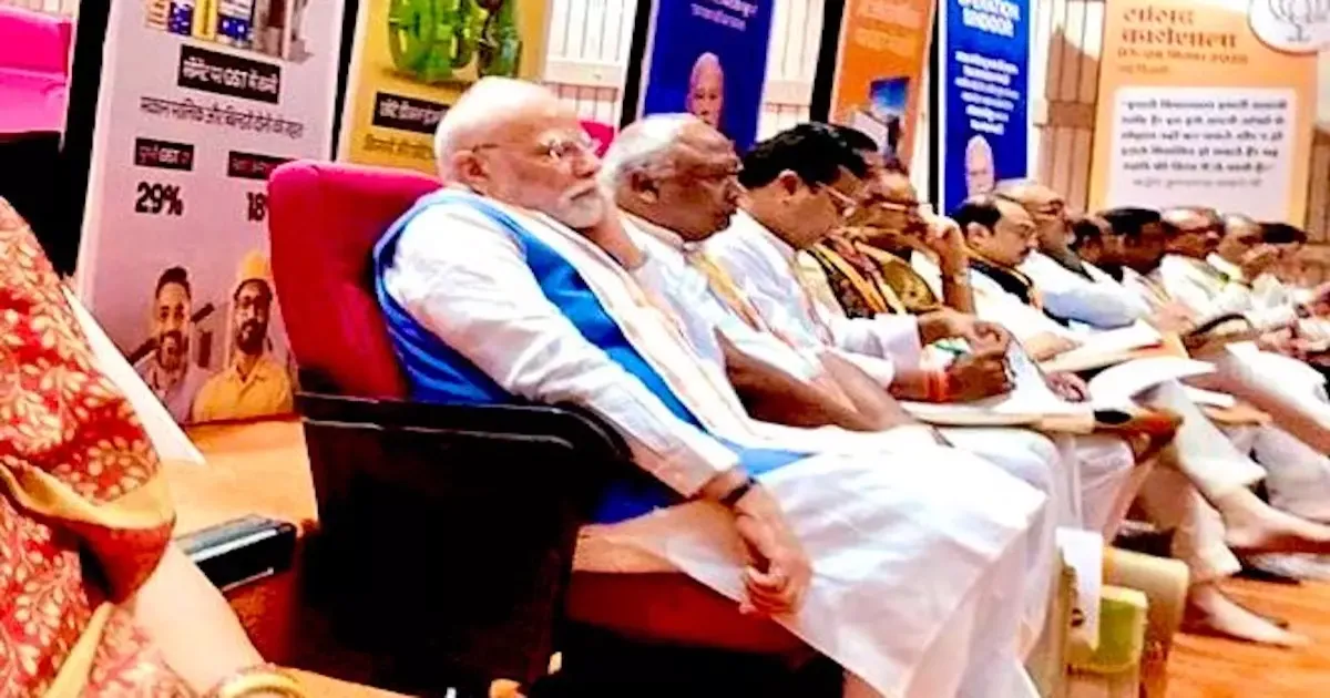 बीजेपी सांसद कार्यशाला में पिछली पंक्ति में बैठे पीएम मोदी