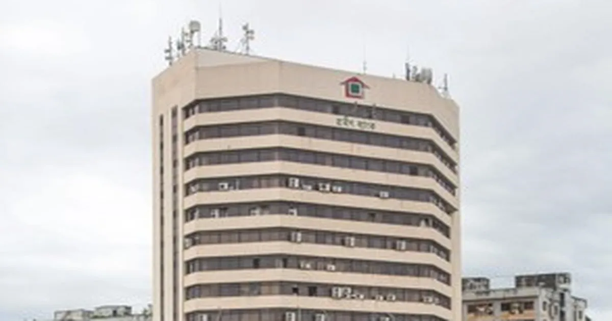 ढाका में बांग्लादेश ग्रामीन बैंक मुख्यालय के बाहर क्रूड बम विस्फोट