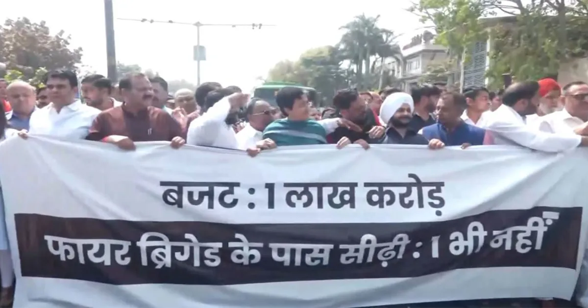 आतिशी और AAP विधायक दिल्ली विधानसभा के बाहर प्रदर्शन, प्रशासनिक विफलताओं पर जताई नाराजगी