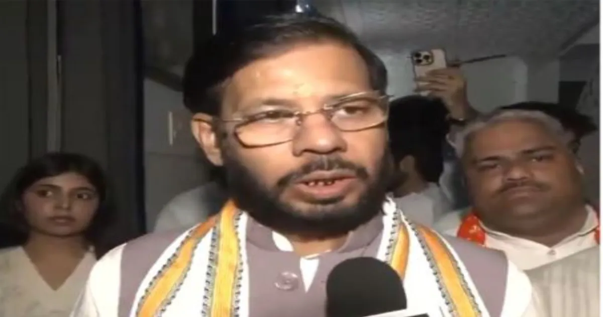 मनोज़ कुमार पांडे ने उत्तर प्रदेश राज्य मंत्री पद की शपथ ली, अखिलेश यादव पर किया पलटवार