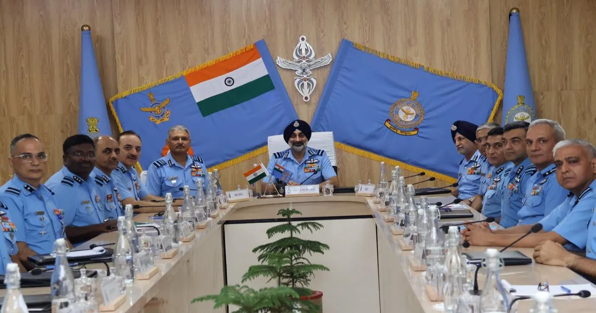 वायुसेना प्रमुख ने तैयारियों और तालमेल पर दिया जोर, उत्कृष्ट इकाइयों को सम्मानित किया
