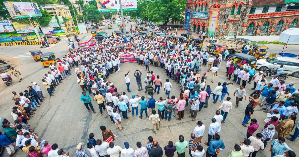 ओंगोले में बिजली विभाग के 1,000 से अधिक कर्मचारियों ने महाशांति रैली का आयोजन किया
